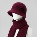 Detalle de conjunto de gorro y bufanda rojo vino con flor y textura de canalé - Talla única / Gorro + Bufanda / Burdeos