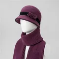 Detalle de conjunto de gorro y bufanda de punto violeta con flor para mujeres mayores - Púrpura Polvoriento (Gorro Y Bufanda)