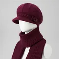 Dettaglio del set cappello e sciarpa in maglia bordeaux con morbida trama in pelliccia - Cappello + Sciarpa / Borgogna
