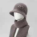 Detalle de conjunto de gorro y bufanda de punto cálido para mujeres mayores en morado - Talla única / Gorro + Bufanda / Caqui