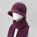 Detalle del conjunto de gorro y bufanda de punto púrpura con elegante detalle floral - Talla única / Gorro + Bufanda / Malva
