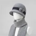 Detalle de conjunto de gorro y bufanda de punto gris para mujer con adornos florales - Gris (Gorro Y Bufanda)