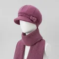 Dettaglio set cappello e sciarpa in maglia viola scuro con fiocco e pompon di peluche - Cappello + Sciarpa / Rosa Antico