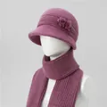 Detalle de gorro de punto morado con flores y bufanda de invierno a juego - Talla única / Gorro + Bufanda / Rosa Empolvado
