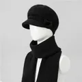 Dettaglio del cappello in maglia nera con visiera e sciarpa abbinata su un manichino - Cappello + Sciarpa / Nero