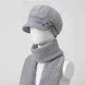 Dettaglio set cappello e sciarpa in maglia grigia con fiore per donne anziane - Cappello + Sciarpa / Grigio