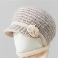 Conjunto de invierno de gorro y bufanda de punto para ancianas con flores beige y forro polar - Solo Gorro / Beige