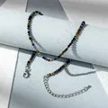 Primer plano del collar de cuentas de acrílico de colores con cierre de mosquetón de plata - Negro