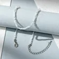 Detalle de collar de perlas acrílicas blancas y transparentes en soporte azul - Blanco