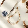 Detail van kralen houten telefoonkoord in aardetinten met geweven textuur hoesje - Natuurlijk Hout Crème Ronde Kralen Stijl (Stijl D)