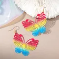 Pendientes de mariposa calados bohemios con degradado colorido y ganchos dorados - Multicolor