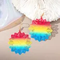 Pendientes bohemios de mandala calados con un degradado de colores del arcoíris - Multicolor