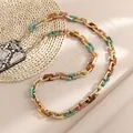 Detail van kleurrijke acryl telefoonketting met gouden schakels en slangenprint accent - Kleurrijk