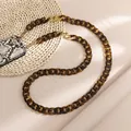 Detail van de schildpad acryl telefoonketting met gouden metalen haken op een matje - Luipaardprint