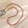 Detail van roze acryl telefoonketting met gouden ringen en pasjeshouder met slangenprint - Nude Roze