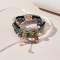 Detalle de pulsera bohemia multicapa de cuentas con colgantes de estrella y concha - Negro
