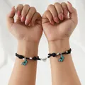 Nahaufnahme der herzförmigen Magnetschließe für Schmetterlings-Paararmbänder - Hellblau