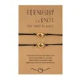 Detalle de dos pulseras de la amistad hechas a mano con dijes de corazón - Set de dos piezas / Dorado