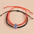Detail von rot-schwarzen Evil-Eye-Armbändern mit verstellbaren Knoten und Silberperlen - 2er Set / Schwarz & Rot