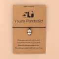 Détail du pendentif panda en émail sur bracelet tressé avec carte de vœux anglaise - Panda en Émail