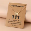 Detailopname van gouden engel nummer 111 ketting op een displaykaart met tekst - 111