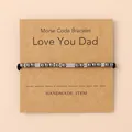Detail van Morse code armband op 'Love You Dad' kaart met hematiet kralen en stalen accenten - Hou van je, papa