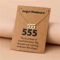 Detail van gouden engel nummer 555 ketting met decoratieve kraftpapier kaartverpakking - 555