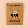 Detail van de engel nummer 555 ketting op kraftpapier kaart met gotische stijl typografie - 555