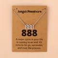 Détail du collier avec pendentif chiffre ange 888 argenté sur carte cadeau en kraft - 888