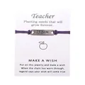 Detail eines lila geflochtenen Armbands mit TEACH-Metallplatte auf Wunschkarte - Lila