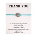 Nahaufnahme des blauen Lebensbaum-Armbands auf einer Thank You Segen-Displaykarte - Himmelblau