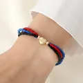 Drielaagse kralenarmband met rode, blauwe en zwarte kralen en een gouden hartjesbedel - Armband / Rood/Blauw/Zwart