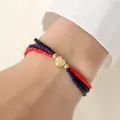 Drielagige kleurrijke kralenarmband met een gouden hartvormige hanger om de pols - Armband / Zwart/Blauw/Rood