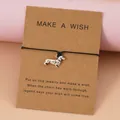Handgemaakte dachshund wensarmband met zwart koord op een geschenk displaykaart - Teckel Armband