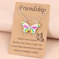 Magnetische kleurrijke vlinder vriendschapsketting set op bruine cadeaukaart - Kleurrijk