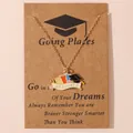 Collana di laurea dorata con ciondolo a tocco su cartoncino con frase motivazionale - Tocco Dottorale Fiori Penna Libro
