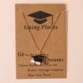 Collana di laurea dorata con ciondolo a tocco su cartoncino kraft motivazionale - Tocco Dottorale Rosso