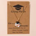 Collana laurea dorata con ciondolo a tocco su biglietto d'auguri motivazionale - Libro e tocco