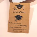 Épinglette de remise de diplôme sur carte kraft avec boussole et texte motivant - Badge