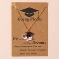 Collana di laurea con ciondolo a tocco e pergamena su supporto in carta kraft marrone - Fiore e tocco