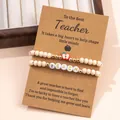 Cadeauset voor leraren met TEACH letterkralen en armband met rode appel bedeltje - Leraar Appel Set / Beige