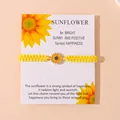 Handgeweven zonnebloem armband met verstelbaar geel touw op een presentatiekaart - Geel