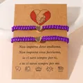 Paarse gevlochten vriendschapsarmbanden met hartjesbedel op cadeaukaart - Paars