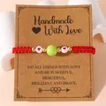 Handgemaakte rode gevlochten armband met groene tennisbal en hartkralen op kaart - Rood Touw / Tennisbal