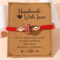 Verstelbare rode gevlochten voetbal armband met hartjes op een geschenkkaart - Rood Touw / Rugbybal