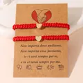Rote geflochtene Herz-Armbänder im Set auf einer Geschenkkarte für Paare - Rot
