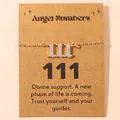 Gouden armband met engelnummer 111 en kristallen op een presentatiekaart - 111