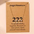 Gouden engelennummer ketting 222 met strass-steentjes op een kraft displaykaart - Stijl 222