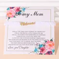 Handgemaakte geweven mama armband in wit en goud op een florale moederdag cadeaukaart - Wit - Gouden Label