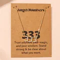 Gouden 333 engelgetal ketting met kristallen op een inspirerende displaykaart - Stijl 333